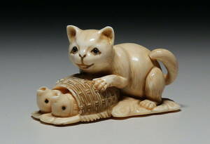 【心】k184 マンモス根付 　　猫と魚　　 在銘（検：提げ物/緒締め/帯留め/Netsuke）