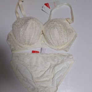 新品・未使用 アモスタイル 夢見るブラ ショーツセット D70