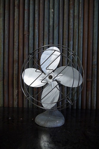  antique metal fan [gopd-672] inspection America /USA/ electric fan Mini type /1950 period about /MOTOR/ garage JUNK/ in dust real miscellaneous goods / collection 