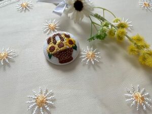 ひまわりの花籠刺繍ブローチ　くるみボタン