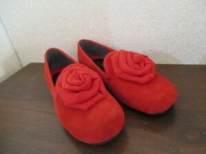 TODAY'S BY FUTAHATO rose decoration attaching red suede Loafer USED53118