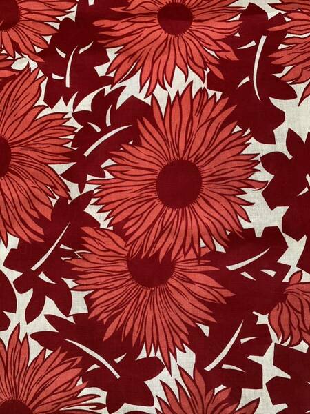 昭和レトロ　ヴィンテージ　布地　生地　ハギレ　服地　裁縫 花柄（約12cm）白地ピンク花　紅色葉　綿100％　約８８ｘ３４２ｃｍ　 