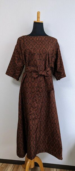 大島紬着物リメイクロングワンピース裾幅ゆったりに両サイドマチをつけてあります。