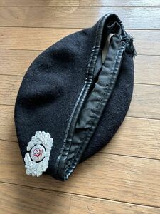 実物東ドイツ軍制帽用下士官帽章を、アメリカ軍ベレー帽に装着した黒色ベレー帽（サイズは58cm前後）