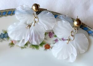 ヴィンテージ ** 花びらモチーフの美しいピアス vintage earrings