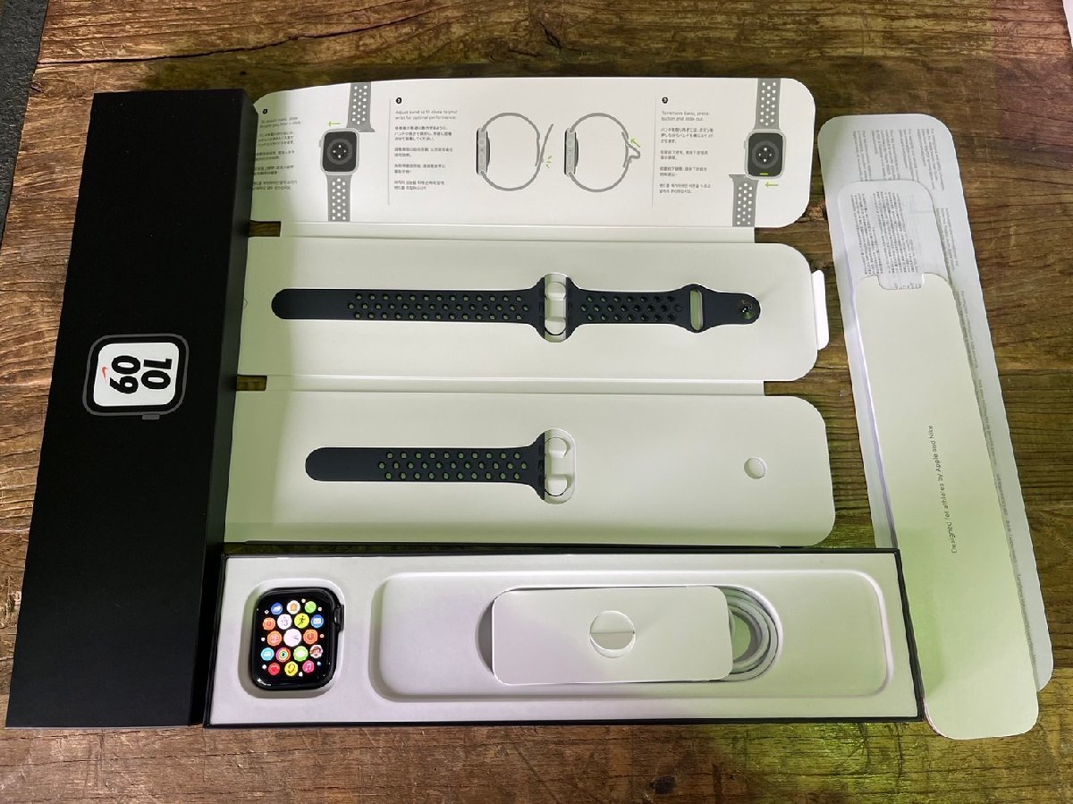 Apple Watch Nike SE 40mm GPSモデル A2351 MKQ33J/A Nike スポーツ