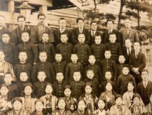 QQ-83 ■送料込■ 長野県 尋常高等小学校 卒業記念 教師 男子 学生服 女子 着物 写真 古写真 佐久 ライト写真館 昭和10年 印刷物/くKAら_画像6