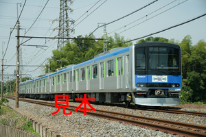 鉄道写真データ（JPEG）、00101000、60000系（61601F）60000系就役ヘッドマーク、東武鉄道野田線、七里〜岩槻、2013.06.09、（7360×4912）