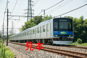 鉄道写真データ（JPEG）、00131201、60000系（61602F）60000系デビューヘッドマーク、東武鉄道野田線、七里〜岩槻、2013.07.18（7360×4912