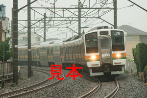 鉄道写真データ（JPEG）、00141259、211系（C16編成）高崎線開業130周年記念ヘッドマーク、JR高崎線、北鴻巣〜鴻巣2013.07.25（6967×4650