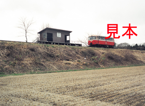 鉄道写真、645ネガデータ、107783130009、南部縦貫鉄道、キハ102、坪川駅、1997.04.23、（4569×3346）