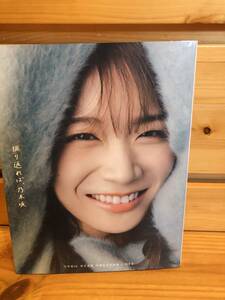 ※送料込※「秋元真夏　乃木坂46　卒業記念写真集　振り返れば、乃木坂　幻冬舎　※ポストカード1枚あり」古本