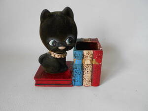 H / 昭和レトロポップ 陶器起毛 フロッキー加工 ネコ ボビンヘッド 本に横たわる猫 型 ペン立て 猫 ねこ 中古品