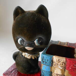 H / 昭和レトロポップ 陶器起毛 フロッキー加工 ネコ ボビンヘッド 本に横たわる猫 型 ペン立て 猫 ねこ 中古品の画像2
