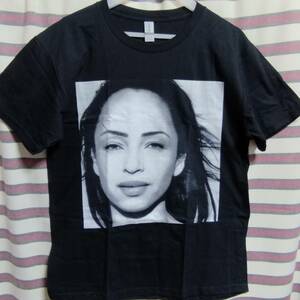 人気柄◆SADE シャーデー BIGプリントTシャツ (黒 Lサイズ) 新品★　バンドTシャツ 検索)SACAI サカイ　半袖カットソー