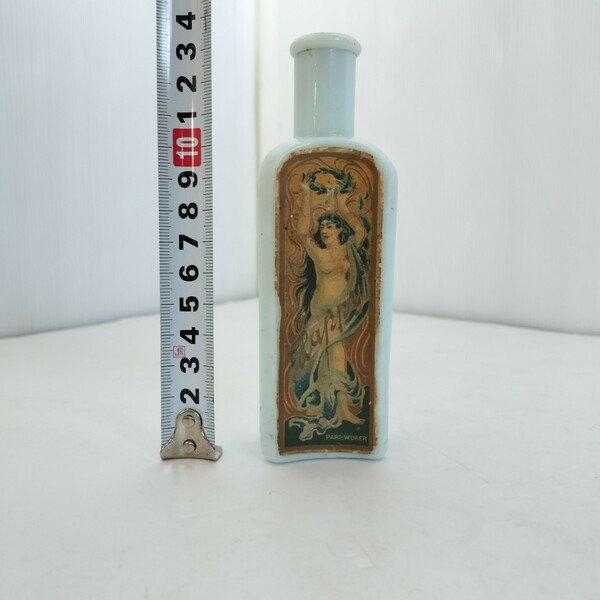 アンティーク小瓶（ラベルの文字は「Happy」）（ラベル下部に「PARI-WURER」の小さな印字）（高さ約13cm）