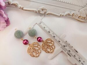 フロッキー(グリーン)と花メタルチャームのピアス イヤリング ハンドメイド