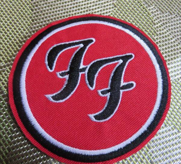 赤黒白FF（円型）☆新品フー・ファイターズ　Foo Fighters、アメリカ　ロックバンド 刺繍ワッペン激渋◆音楽　ミュージック■洋服・衣類DIY