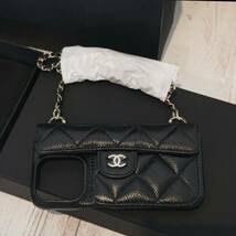 入手困難 7月国内正規店購入CHANEL シャネル チェーン付きフォンホルダー マトラッセ ブラックスマホケース iphone14 pro ギフトラッピング_画像2