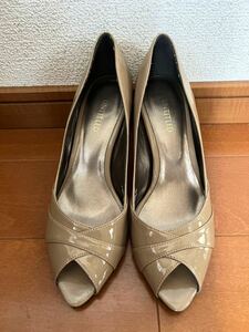 UNTITLED Untitled pumps enamel pumps open tu pumps high heel beige 40