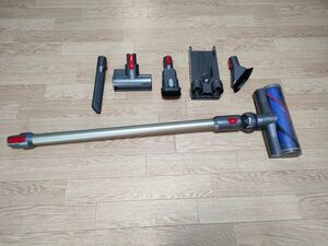 ジャンク　Dyson v11 fluffy+ SV14 コードレスクリーナー スタンド付き