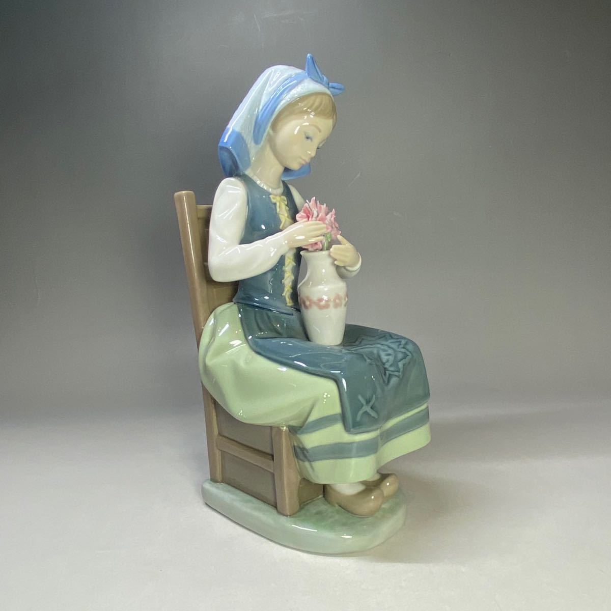 新品本物購入 リヤドロ(LLADRO) ユリを持つ少女 GIRL WITH FLOWERS