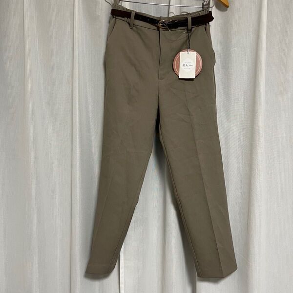 新品 ベルト付きテーパードパンツ