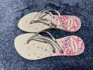 未使用・サンダル・havaianas・白花柄・ヒール無・２３cm(レディース)