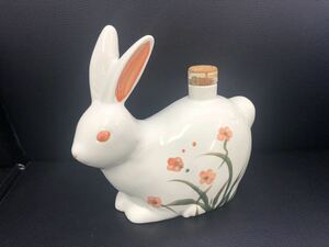 【実家整理品　不用品出品】 SUNTORY ROYAL 干支ボトル うさぎ 卯年 兎 サントリーローヤル 空瓶 2011年　高田:19cm 横幅:20cm