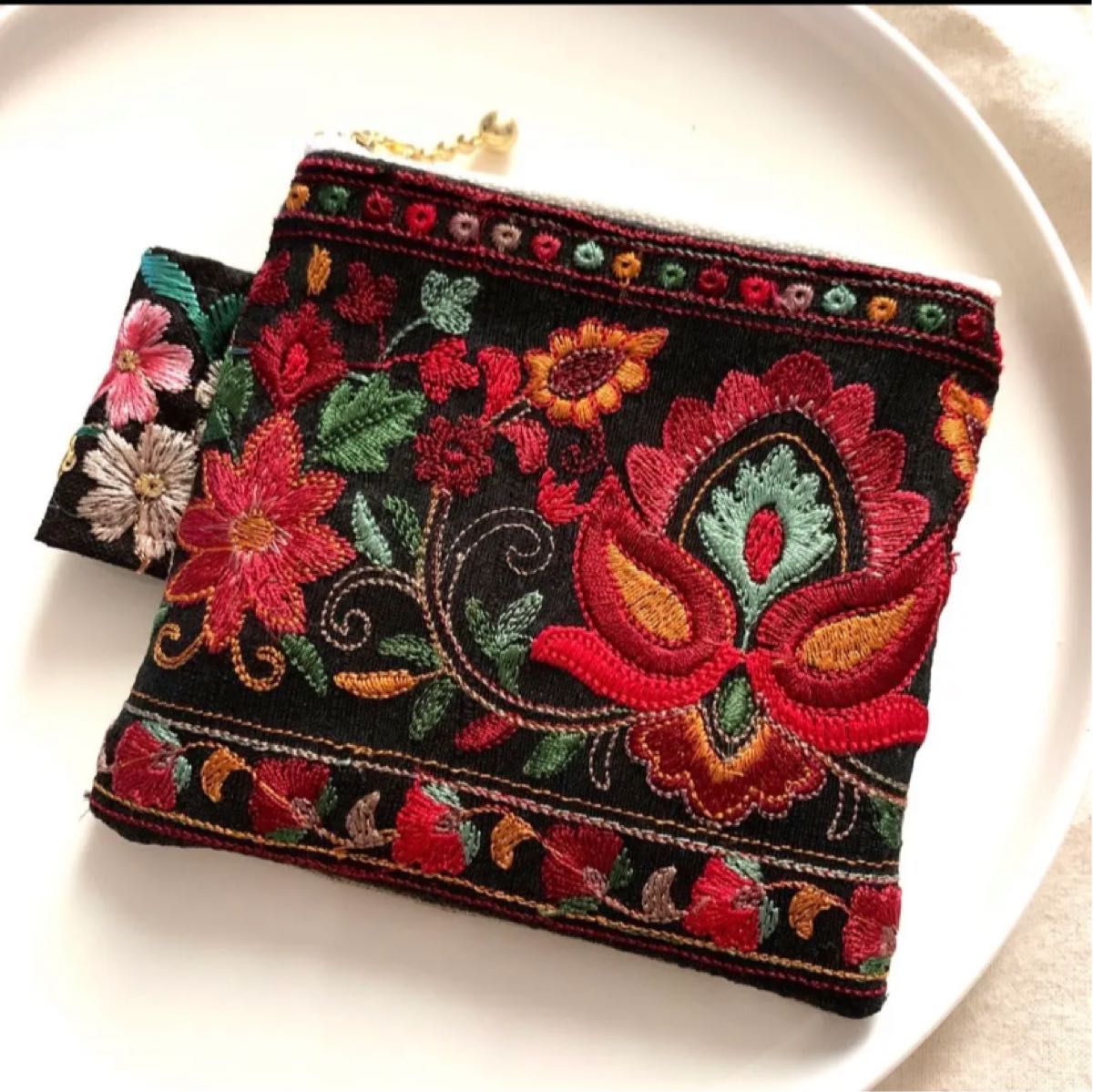 no 28】 タッセルチャーム付き タグ付き インド刺繍リボンポーチ（M