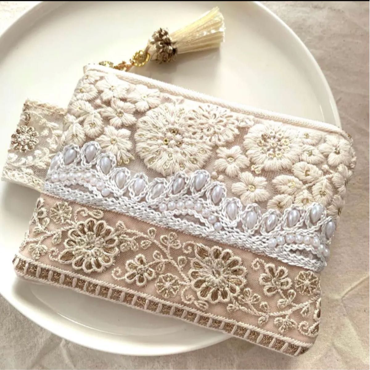 no 28】 タッセルチャーム付き タグ付き インド刺繍リボンポーチ(M