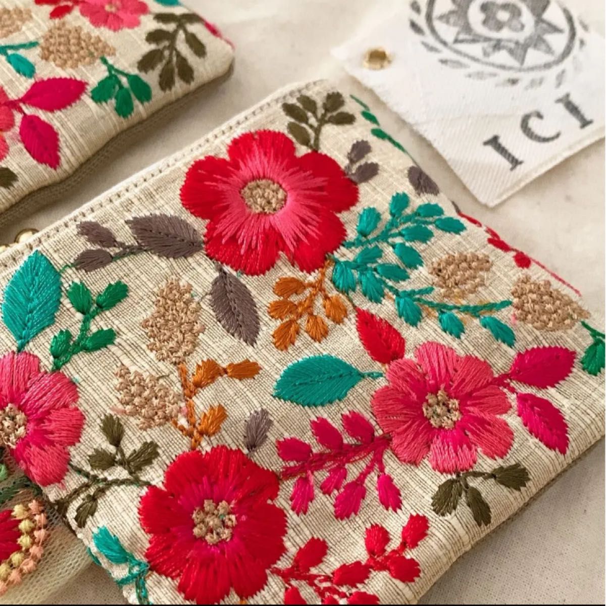no 28】 タッセルチャーム付き タグ付き インド刺繍リボンポーチ(M