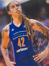ブリトニー・グライナー直筆サイン入り超大型写真…Brittney Griner…アメリカのプロバスケットボール選手…_画像1