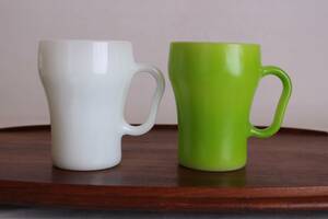 Бесплатная доставка 2 -Колорные набор красивых товаров ▼ Fire King Soda Mag White Green Mug Vintage Mug Mug Glass сделан в Соединенных Штатах