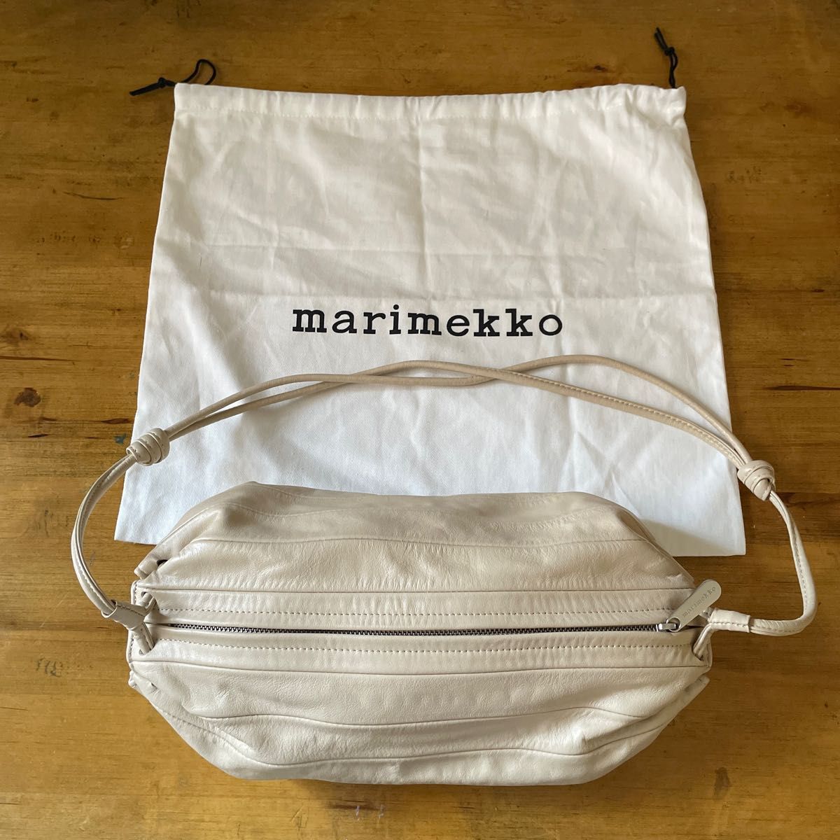 希少カラー 美品 マリメッコ ボディバッグ ショルダーバッグ Karla
