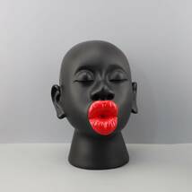チューをする赤いリップの顔 オブジェ キス くちづけ 接吻 口紅 黒 白 レッド ブラック ホワイト インテリア 雑貨 リビング ダイニング_画像6
