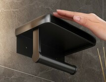 壁掛け トイレットロールホルダー トイレットペーパーホルダー トイレットペーパー 時計や鍵、スマホも置ける 小物置き付き キッチン_画像6