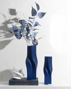 ブルーの花瓶　ツイストタイプ 青 濃紺 ネイビー モダン クリエイティブ 創造的 花器 フラワーベース 玄関 リビング 幾何学的 セラミック