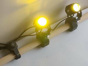 送料無料 汎用灯 LEDフォグランプ*2個 取り付けステーネジ*2式 コントロールスイッチ付き*1 ホワイト＋イエロー切替 LEDバイクヘッドライト