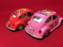 2台組 VW フォルクスワーゲン ビートル 赤 桃色 ミニカー COCKTAIL FLYING BEETLES 国民 乗用車 自動車 珍品 ダイキャスト製 裏は樹脂 絶版_画像2