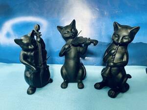  pretty cat. ornament [ three-ply .] musical instruments . play . cat resin made interior small articles popular .. pet contrabass violin clarinet 