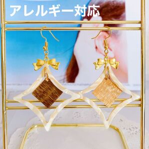 ハンドメイド/大ぶりクローバー型抜きゴールドスクエアアレルギー対応ピアス/金具変更可/安心のギフトボックス発送