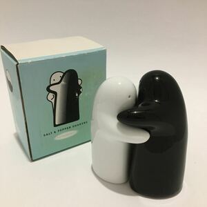 MINT ハグ ソルト＆ペッパー 塩コショウ入れ MoMA ニューヨーク近代美術館*箱入り*デザイン*アート*hug*ミント*調味料入れ*陶器*A