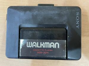 QW2325 SONY WALKMAN CASSTTE PLAYER WM-2011 ウォークマン カードホルダータイプ ジャンク品 送料520円 0713