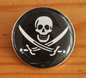 英国 インポート Pins ピンズ ピンバッジ 海賊 パイレーツ 骸骨 ドクロ スカル skull 海賊旗 ジョリーロジャー Jolly Roger イギリス UK GB