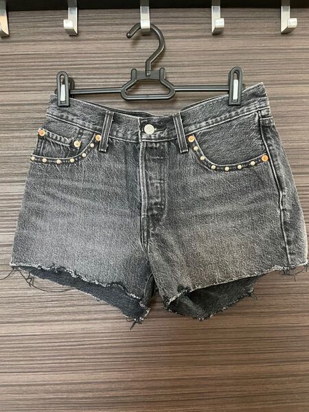 【リーバイス】ブラックデニム ショートパンツ