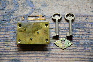 NO.9106 古い真鍮の引き出し錠 49mm 検索用語→A50gアンティークビンテージ古道具真鍮金物鍵小引き出しドロワー本箱