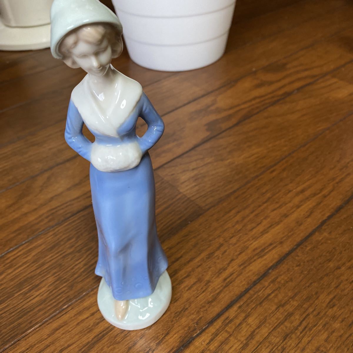 リヤドロ LLADRO) 置物 婦人の値段と価格推移は?|5件の売買データ