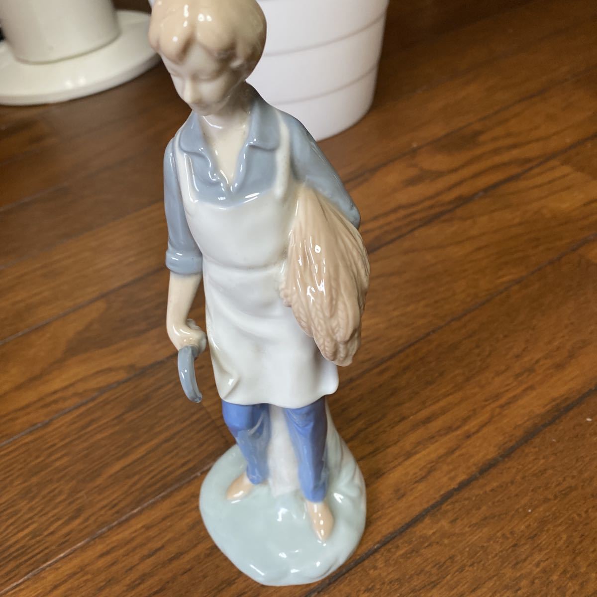 リヤドロ LLADRO) 置物 婦人の値段と価格推移は?|5件の売買データ