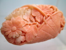 ☆アンティーク・本珊瑚 花籠に菊花彫刻の彫物 14,92g_画像2